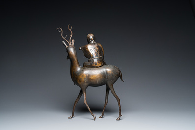 Een grote Chinese bronzen 'Shou Lao op een hert' wierookbrander, 19e eeuw of vroeger