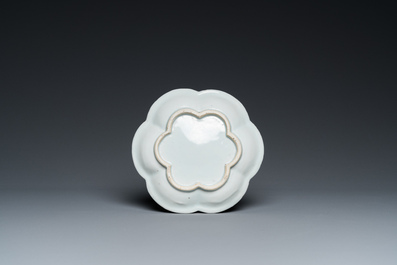 Th&eacute;i&egrave;re couverte sur support en porcelaine de Chine famille rose &agrave; d&eacute;cor en relief, Yongzheng