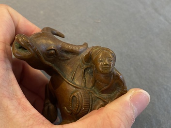 Een Chinese bronzen waterdruppelaar in de vorm van een jongen op een buffel, Qing