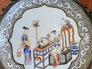 Paire d'assiettes en porcelaine de Chine famille rose &agrave; d&eacute;cor d'une dame qui se maquille, Yongzheng