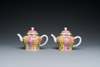 Paire de th&eacute;i&egrave;res sur supports de forme octogonale en porcelaine de Chine famille rose, Yongzheng