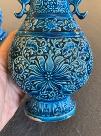 Paire de vases en porcelaine de Chine en turquoise monochrome &agrave; d&eacute;cor de lotus, R&eacute;publique