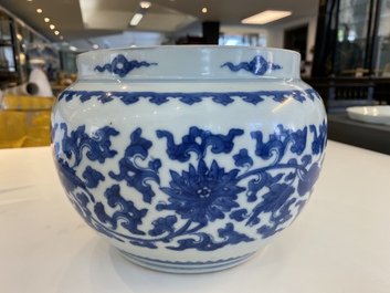 Bol en porcelaine de Chine en bleu et blanc &agrave; d&eacute;cor de rinceaux de lotus, Kangxi