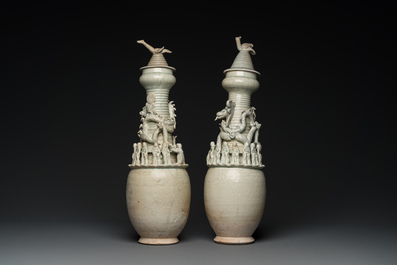 Deux grandes urnes couvertes en gr&egrave;s porcelaineux &agrave; &eacute;mail qingbai aux d&eacute;cors appliqu&eacute;s, Song/Yuan