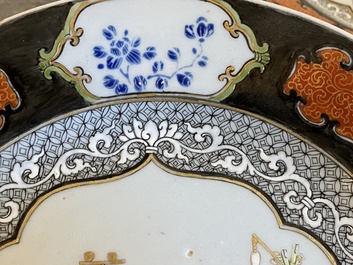 Paire d'assiettes en porcelaine de Chine famille rose &agrave; d&eacute;cor d'une dame qui se maquille, Yongzheng