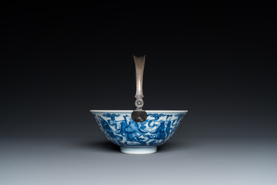 Een Chinese blauw-witte 'acht onsterfelijken' kom met zilveren hengsel, Qianlong merk en periode