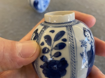 Paire de petits vases en porcelaine de Chine en bleu et blanc, Kangxi