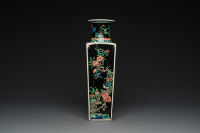 Vase de forme carr&eacute;e en porcelaine de Chine famille noire, Kangxi