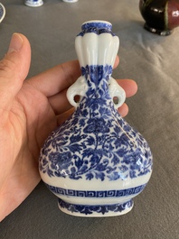 Vase en porcelaine de Chine en bleu et blanc &agrave; d&eacute;cor floral de style Ming, probablement Qianlong