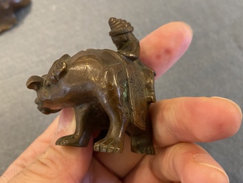 Twee Chinese bronzen scrollgewichten met Sogdische rijders op een boeddhistische leeuw en een olifant, Qing