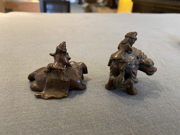 Twee Chinese bronzen scrollgewichten met Sogdische rijders op een boeddhistische leeuw en een olifant, Qing