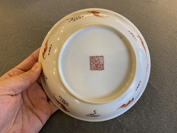 Assiette en porcelaine de Chine famille rose &agrave; d&eacute;cor d'immortels, marque et &eacute;poque de Jiaqing