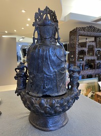 Een grote Chinese vergulde bronzen Guanyin met dienaars, Ming