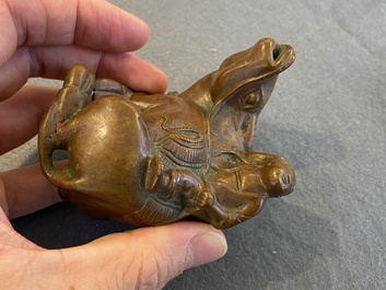 Compte-gouttes en bronze en forme d'un gar&ccedil;on sur un buffle, Chine, Qing