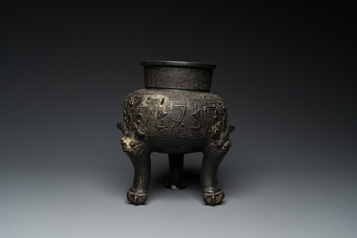 Een Chinese bronzen driepotige 'taotie' wierookbrander, Ming