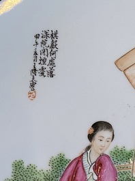 Plat en porcelaine de Chine famille rose &agrave; d&eacute;cor de femmes jouant au go, marque de Wanglong Fu 王隆夫, dat&eacute; 1954