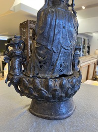 Een grote Chinese vergulde bronzen Guanyin met dienaars, Ming