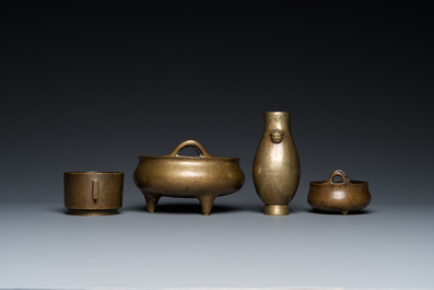 Trois br&ucirc;le-parfums en bronze et un vase incrust&eacute; d'argent, Chine, Qing