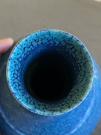 Vase de forme bouteille en porcelaine de Chine &agrave; &eacute;mail &oelig;uf de rouge-gorge, Qing
