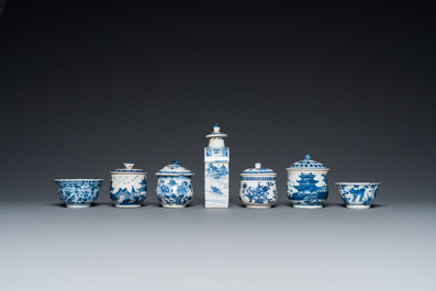 16 stukken Chinees blauw-wit porselein, Kangxi/Qianlong