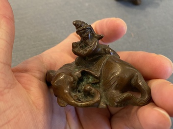 Twee Chinese bronzen scrollgewichten met Sogdische rijders op een boeddhistische leeuw en een olifant, Qing