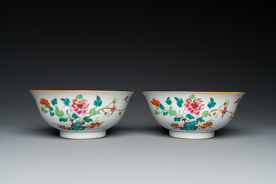 Een paar Chinese famille rose kommen met floraal decor, Qianlong merk en periode