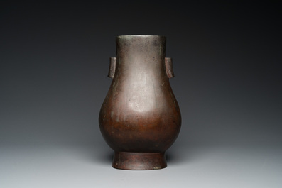 Vase de forme 'hu' en bronze, Chine, Song/Yuan