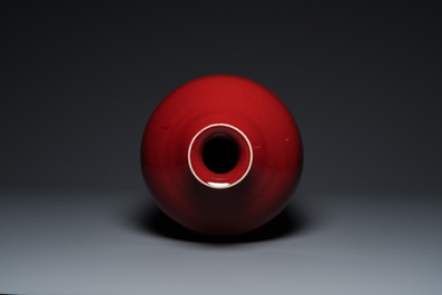 Grand vase de forme 'meiping' en porcelaine de Chine &agrave; &eacute;mail sang de boeuf, 20&egrave;me