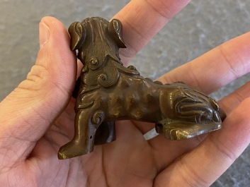 Een Chinees bronzen scrollgewicht in de vorm van een boeddhistische leeuw, Qing