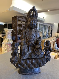 Grand groupe figurant Guanyin aux servants en bronze dor&eacute;, Chine, Ming