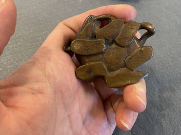 Twee Chinese bronzen scrollgewichten met Sogdische rijders op een boeddhistische leeuw en een olifant, Qing