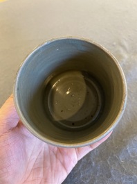 Een Koreaanse theekom met slipdecor op celadon fond
