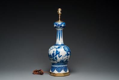 Grand vase en fa&iuml;ence de Delft en bleu et blanc &agrave; d&eacute;cor chinois mont&eacute; en lampe, 1er quart du 18&egrave;me