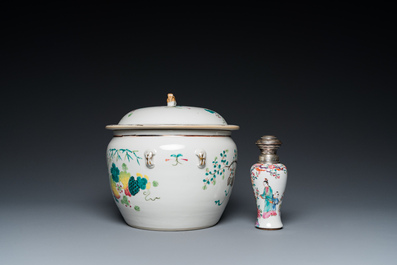 Un bol couvert et un vase en porcelaine de Chine famille rose, 19&egrave;me