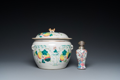 Un bol couvert et un vase en porcelaine de Chine famille rose, 19&egrave;me