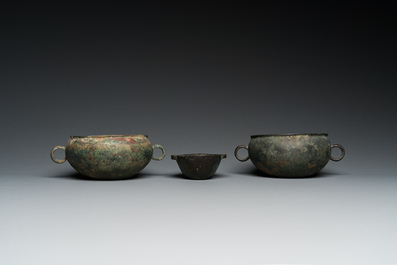 Trois coupes de forme ovale en bronze, Chine, Zhou de l'Est et Han