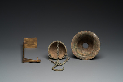 Een Byzantijns-Romeinse bronzen vaas en een hangende wierookbrander, 5/7e eeuw