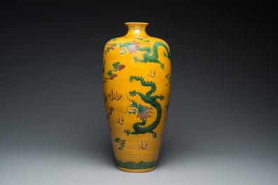 Grand vase de forme 'meiping' en porcelaine de Chine sancai &agrave; d&eacute;cor de dragons, 19/20&egrave;me