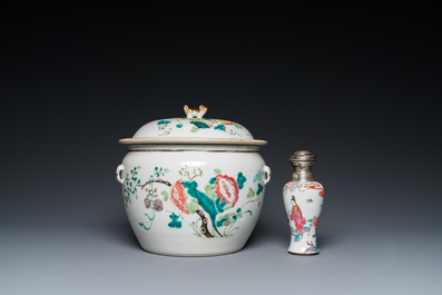 Un bol couvert et un vase en porcelaine de Chine famille rose, 19&egrave;me