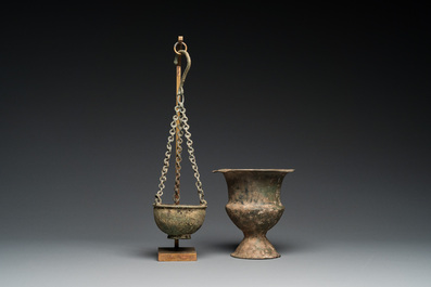 Un vase et un br&ucirc;le-parfum suspendu en bronze, byzantin ou romain, 5/7&egrave;me