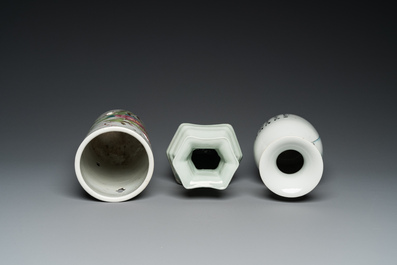 Deux vases et un porte-chapeau en porcelaine de Chine qianjiang cai, 19/20&egrave;me