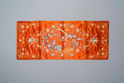 Drie Chinese rechthoekige panelen in zijde geborduurd, 19/20e eeuw