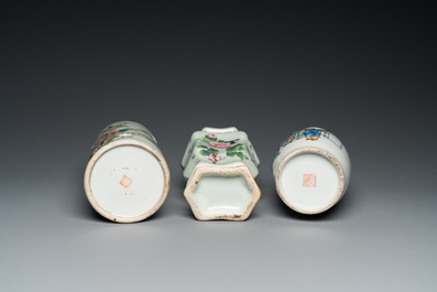 Deux vases et un porte-chapeau en porcelaine de Chine qianjiang cai, 19/20&egrave;me