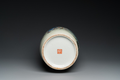 Un vase de forme rouleau et une paire de jardini&egrave;res en porcelaine de Chine famille rose, 20&egrave;me