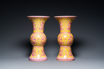 Paire de vases de forme 'gu' en porcelaine de Chine aux dragons en &eacute;maux roses sur fond jaune, marque Jia Xu Nian Zhi 甲戌年製, dat&eacute;s 1874