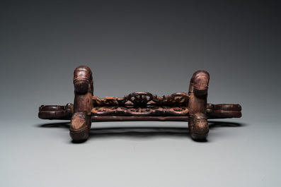 A Vietnamese wooden weapon rack with decorative weaponry, 19/20th C.