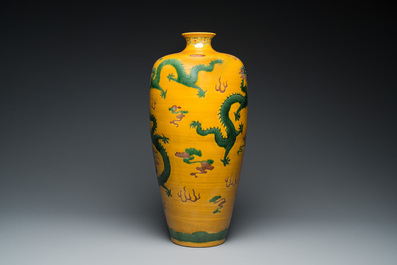 Een grote Chinese sancai-geglazuurde 'meiping' vaas met draken, Kangxi merk, 19/20e eeuw