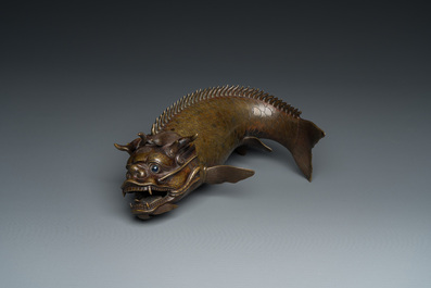 Een Chinese bronzen wierookbrander in de vorm van een drakenvis, Ming