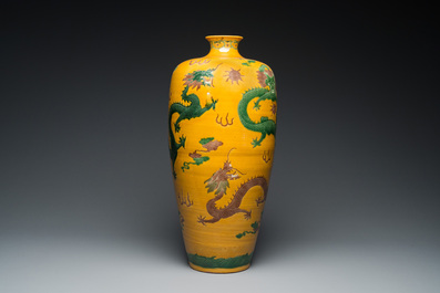 Een grote Chinese sancai-geglazuurde 'meiping' vaas met draken, Kangxi merk, 19/20e eeuw