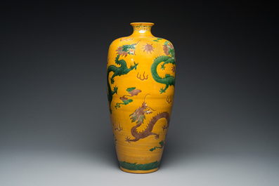 Grand vase de forme 'meiping' en porcelaine de Chine sancai &agrave; d&eacute;cor de dragons, 19/20&egrave;me